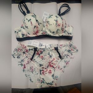 Intimissimi flowers and Lace Bra and Panty set